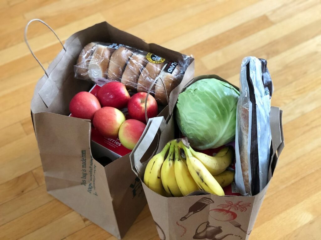 Хранителни продукти в хартиени торби